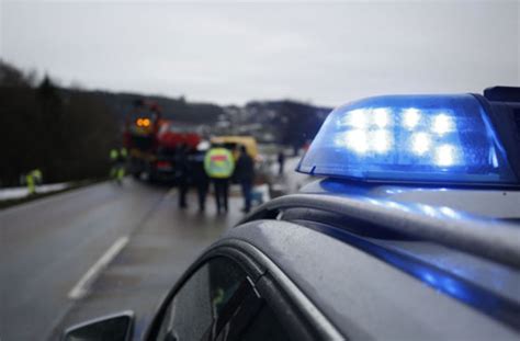 Blaulicht Aus Der Region Stuttgart Drei Schwerverletzte Nach Frontal