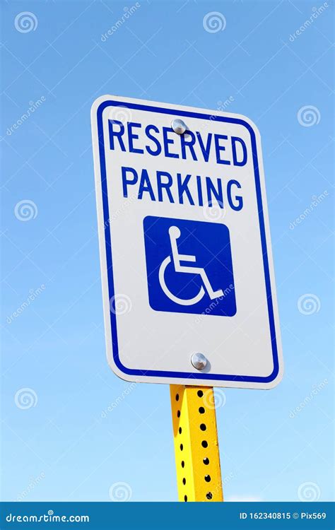 Cartel Oficial De Estacionamiento Para Discapacitados Imagen De Archivo