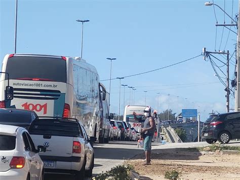 Barreiras retornam e acessos a Cabo Frio RJ têm lentidão no trânsito