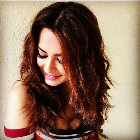 Kriti Kharbanda Hot And Sexy Unseen Photos