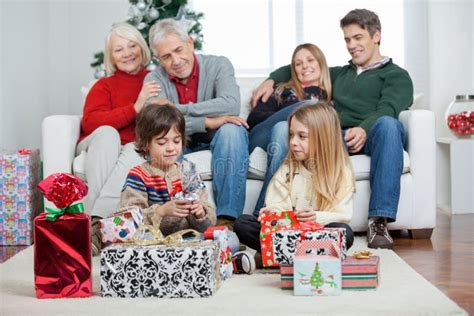 Familia De Tres Generaciones Con Los Regalos De Navidad Foto De Archivo