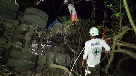 Rastra Se Precipita Al Mar En Carretera Al Litoral Conductor Se Salva