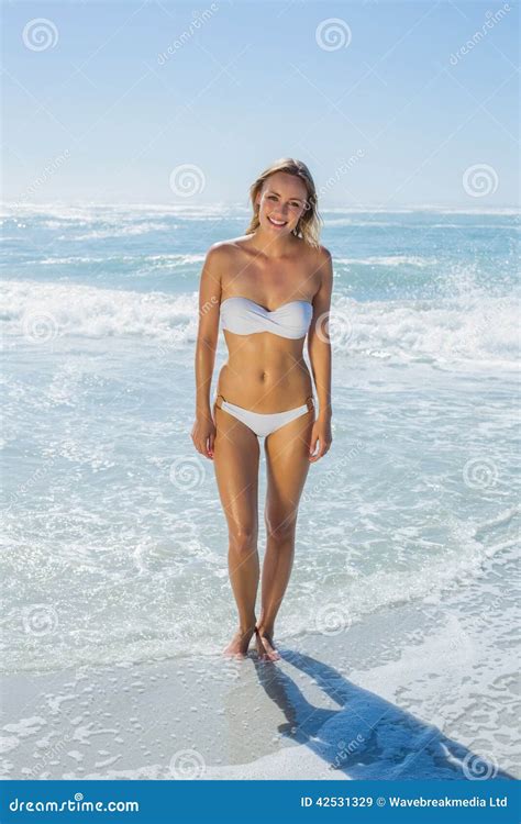 Blonde Magn Fico En El Bikini Blanco Que Se Coloca En El Mar Imagen De