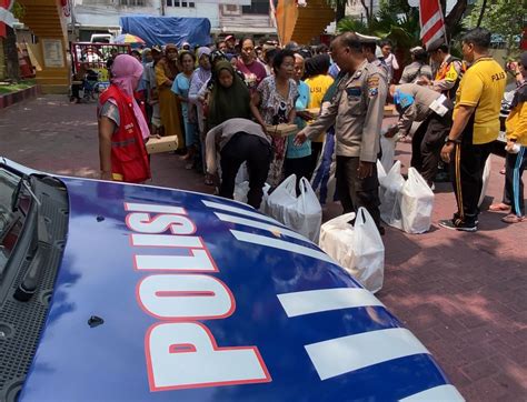 Jumat Berkah Polsek Simokerto Bagikan Nasi Kotak