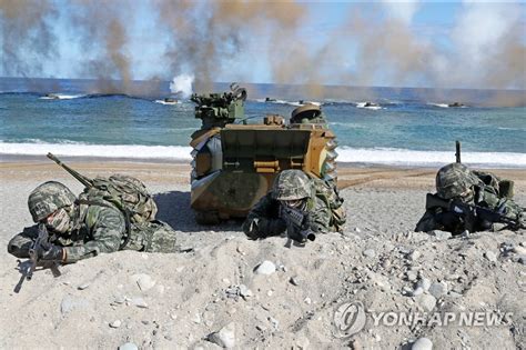 해상에 돌격장갑차 하늘에 기동헬기합동상륙훈련 4년만에 공개