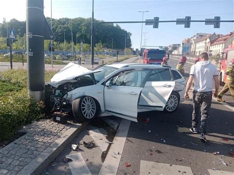 Zderzenie Dw Ch Aut W Bydgoszczy Jeden Kierowca Wymusi Pierwsze Stwo