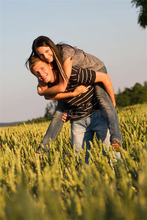 Jeunes Couples Dans Lamour Photo Stock Image Du Adulte Loisirs