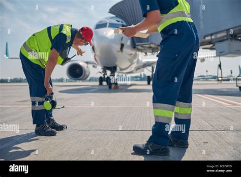 Técnicos de mantenimiento de aeronaves que realizan una inspección