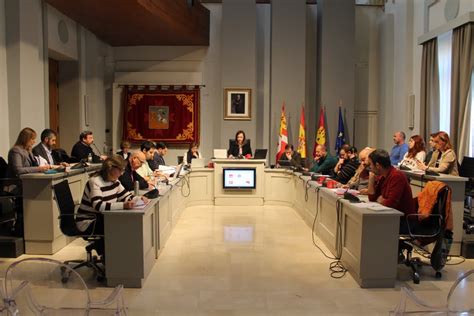 El Pleno aprueba una moción institucional por el 8M y cede por 30 años