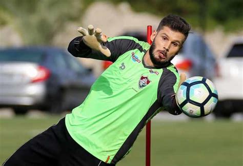 Júlio César aborda os desafios de ser goleiro de um grande clube como o