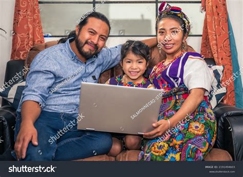 Im Genes De Padres Y Sus Hijos En Una Computadora Im Genes