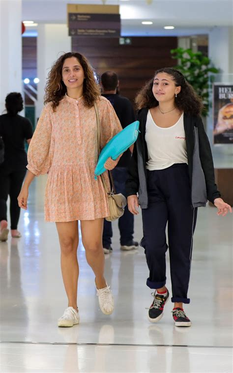 Momento Raro Camila Pitanga E A Filha De 14 Anos Passeiam Em Shopping