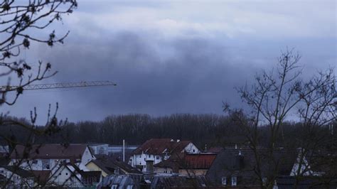 Feuer Bei Fisel Verursacht Schwarze Rauchwolke Ber Dillingen