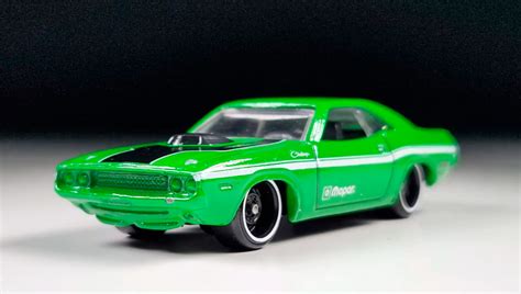 Hot Wheels Dodge Hemi Challenger Muscle Mania