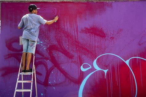 Escola de Gastronomia e Hotelaria do Ceará tem muros grafitados pelo