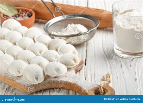 Proceso De Hacer Las Bolas De Masa Hervida Crudas Hechas En Casa Con La