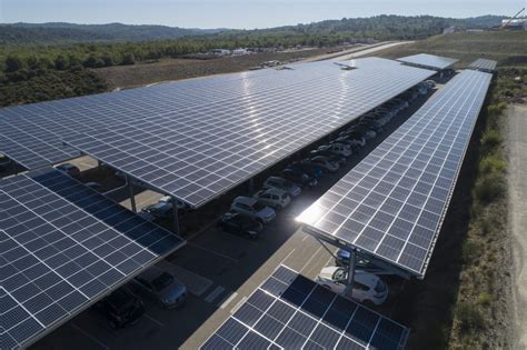 Ombrières photovoltaïques et bornes de recharge