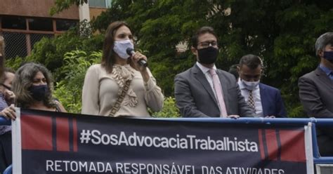 Mais De Cem Advogados Protestam Em Frente Ao Tribunal Regional Do