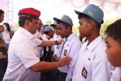 Pj Gubernur Sultra Serahkan Bantuan Beasiswa Dan Ribu Paket Sembako