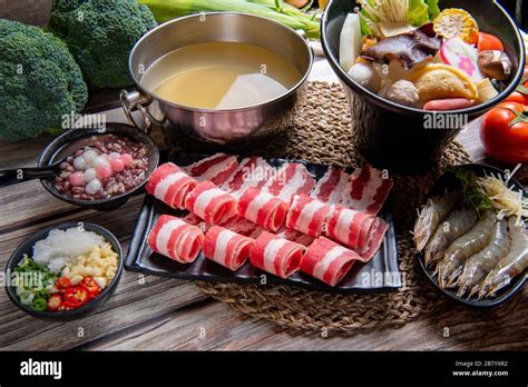 Shabu Shabu ist ein japanisches Nabemono Hot Pot Gericht aus dünn geschnittenem Fleisch und