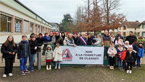 Damparis Parents D L Ves Et Lus Vent Debout Contre La Fermeture D