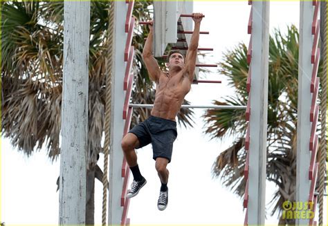 Zac Efron Uses His Ripped Muscles To Complete Baywatch Obstacle