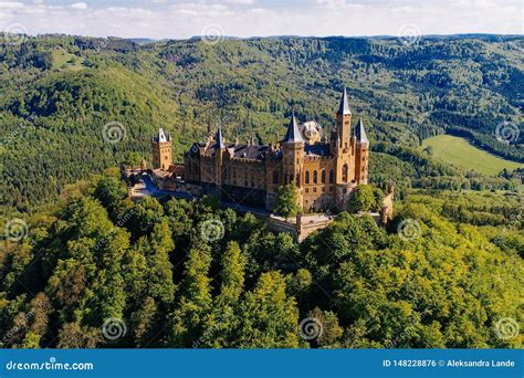 Vista A Rea Del Castillo Famoso De Hohenzollern Foto De Archivo