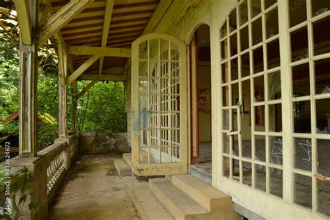 Foto De Parc D Attractions Abandonn Parc De Loisirs Pont Sur L