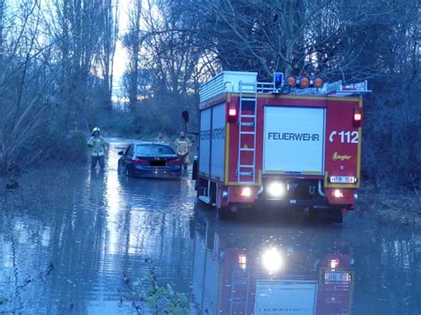 Rettungsaktion Feuerwehr Befreit Vater Und Tochter Aus Fluten In