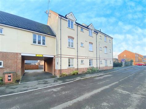 2 Bed Flat For Sale In Dydale Road Swindon Wiltshire Sn25 £132 950