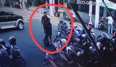 Viral Aksi Pemuda Terekam Cctv Curi Sepatu Di Masjid Agung Baitunnur Pati