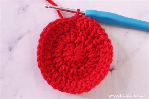 How to Crochet a Rose - 4 Free, Easy Patterns for Beginners | TREASURIE