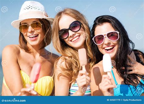 Dziewczyny W Bikini Z Lody Na Plaży Obraz Stock Obraz złożonej z morze kurort