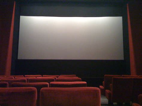 Британец застрял в кресле кинотеатра и умер из-за паники