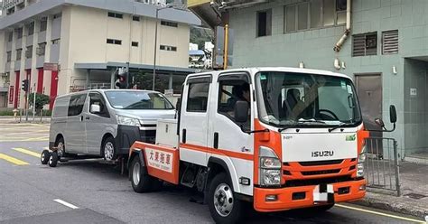 警方港島區打擊交通違例 拖走4輛車共發1888張牛肉乾 另拘一名司機涉欠交罰款