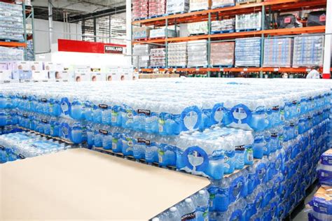 Bouteilles D Eau Signature Kirkland Au Magasin Image Stock Ditorial