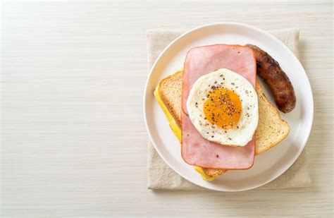 Pan Casero Con Queso Tostado Jam N Y Huevo Frito Con Salchicha De