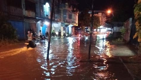 Hujan Sekejap Jalan Pelipit Karimun Terendam Banjir Banyak Kendaraan