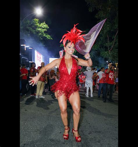 Foto Viviane Araújo comprovou no 1º ensaio de rua do Salgueiro para o