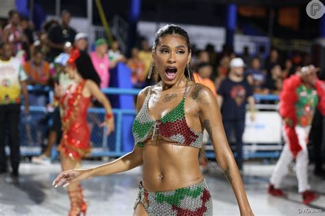 Carnaval Pocah Fica Seios De Fora Ap S Passar Perrengue