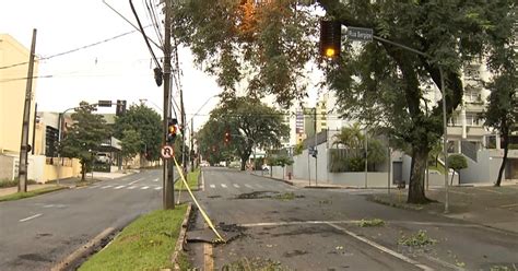 G1 Enxurrada Alaga Ruas E Arranca Parte Do Asfalto De Avenida Em