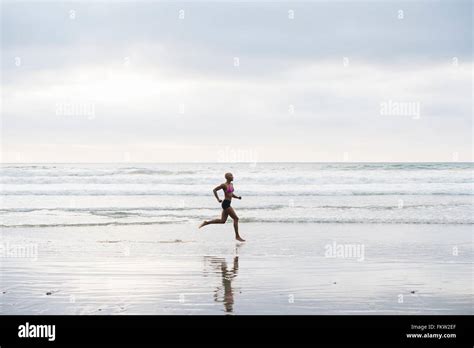 Femmina In Bikini Sulla Spiaggia Immagini E Fotos Stock Alamy