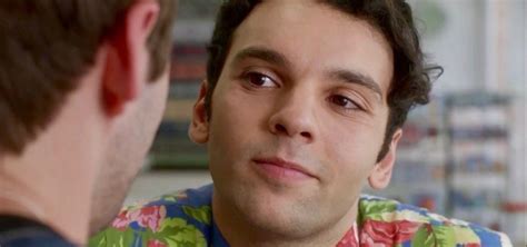Nos últimos capítulos casal gay de A Lei do Amor sai do armário mas sem beijo Notícias da TV