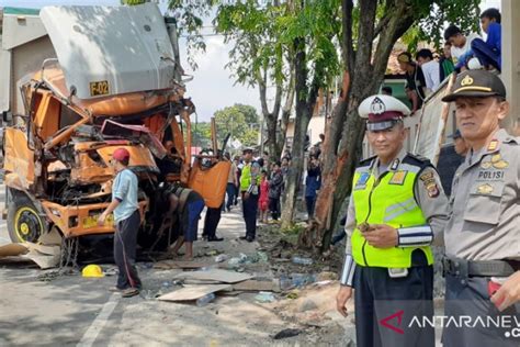 Diduga Rem Blong Truk Kontainer Hantam Sejumlah Kendaraan Antara News