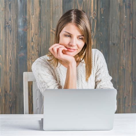 Retrato De Um Sorrindo Mulher Jovem Usando Computador Port Til