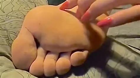 MASSAGEM AMADORA CÓCEGAS UNHAS LONGAS MILF FAZENDO CÓCEGAS NAS SOLAS Vídeo de sexo grátis