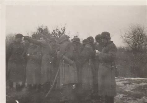 PHOTO SOLDAT ALLEMAND WW2 Avec Casque Fusils Boitier Masque Sur Le