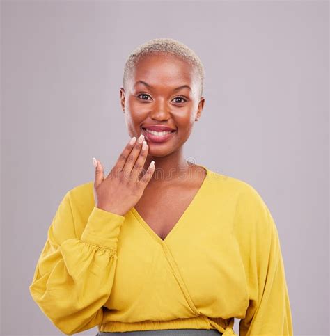 Mano De Sonrisa Y Retrato De Una Mujer Negra En El Fondo De Un Estudio