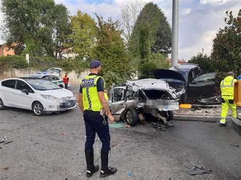 INCIDENTE A RIVOLI Scontro Fra 5 Mezzi Alla Rotatoria Gravissime