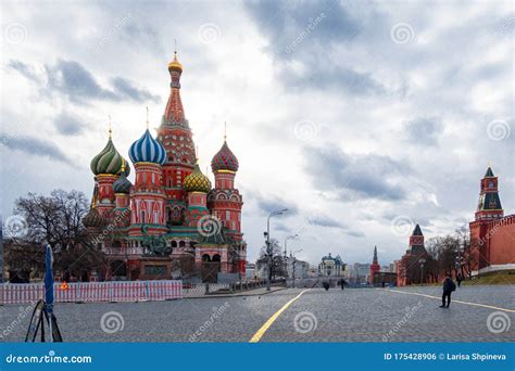 Moskau Kreml Mit Spassky Turm Und St Basils Kathedrale In Der